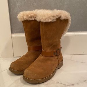 🩷 UGG Nessa Genuine Shearling Boot kids GIRLS 2 🎄